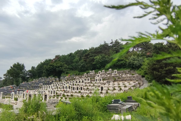 在沈阳公墓中什么样的地理环境被视为墓地龙穴宝地？